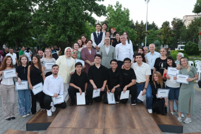 Açık havada tiyatro resitali sunup, sertifikalarını aldılar