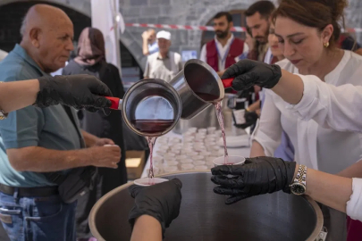 Diyarbakır'da Ulu Cami önünde reyhan şerbeti ikramı